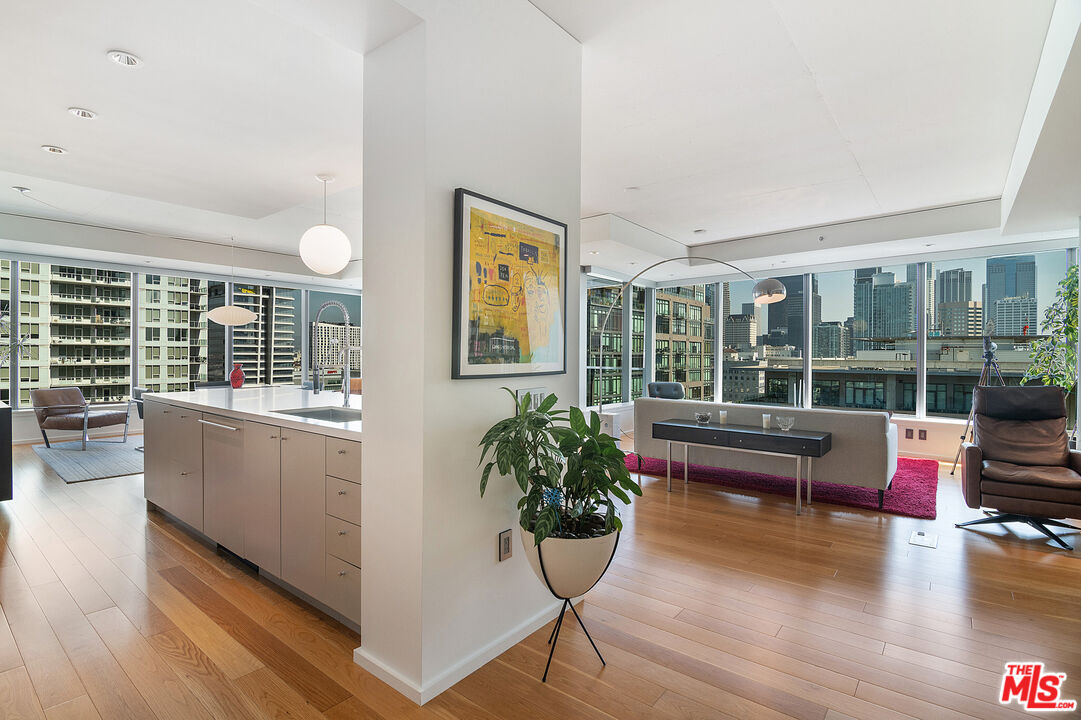 1155 S Grand Ave Unit: 1511