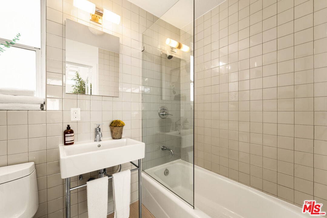 630 Rose Ave Unit: 5