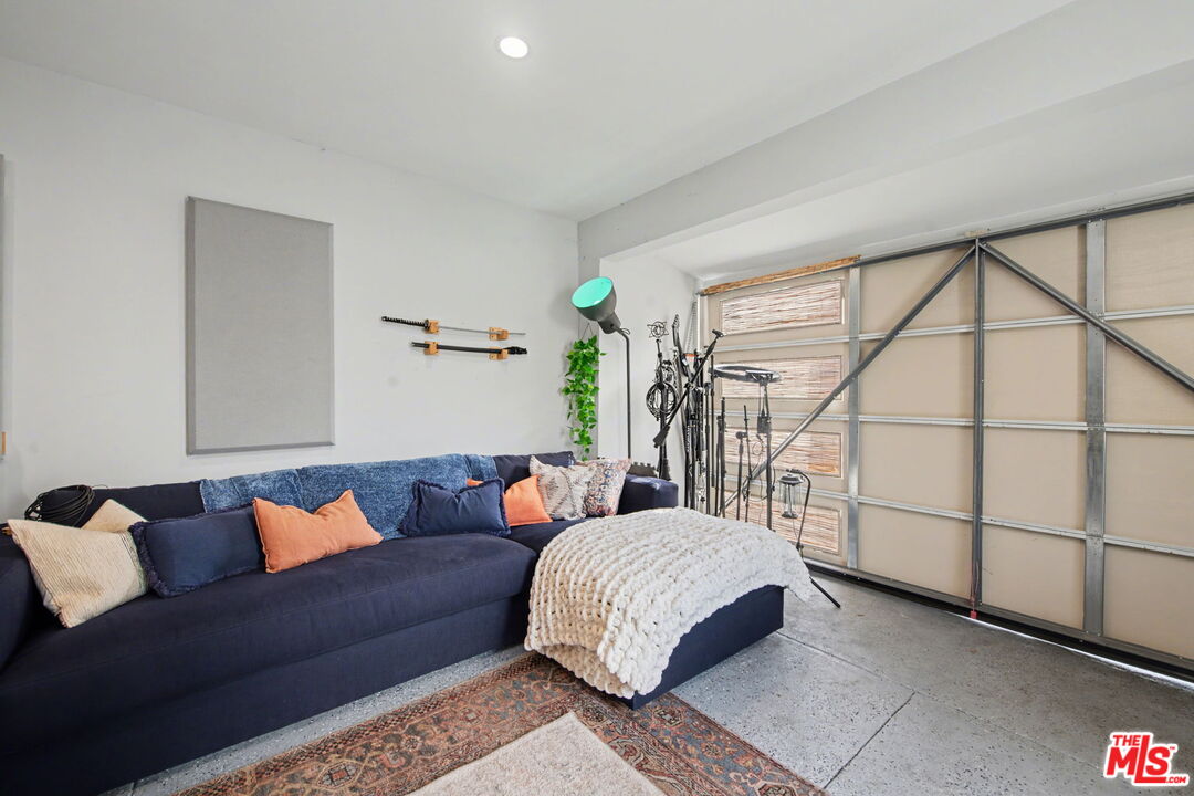 1135 W 81st Pl
