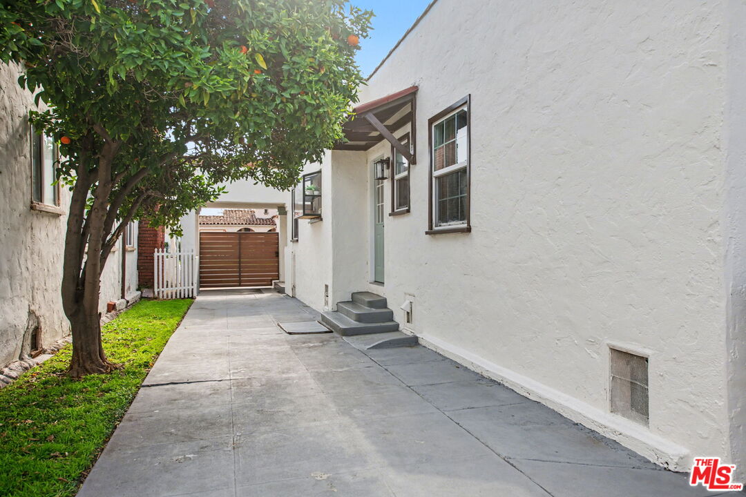 1135 W 81st Pl