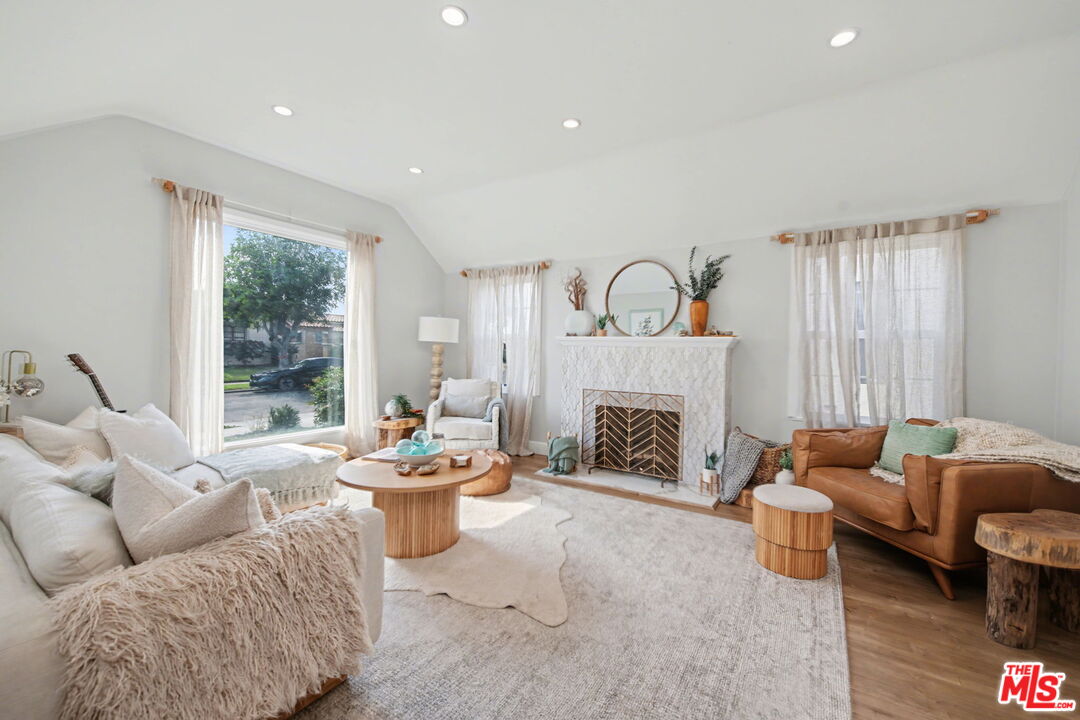 1135 W 81st Pl