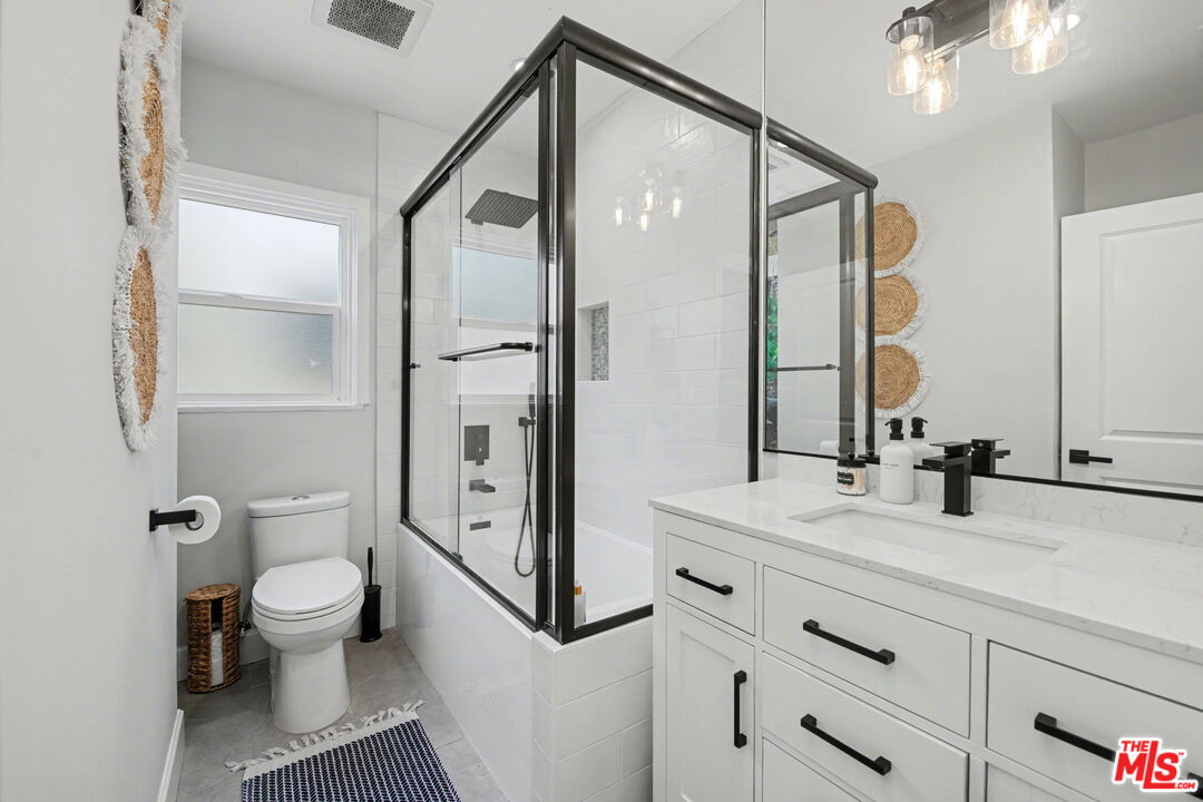 1135 W 81st Pl