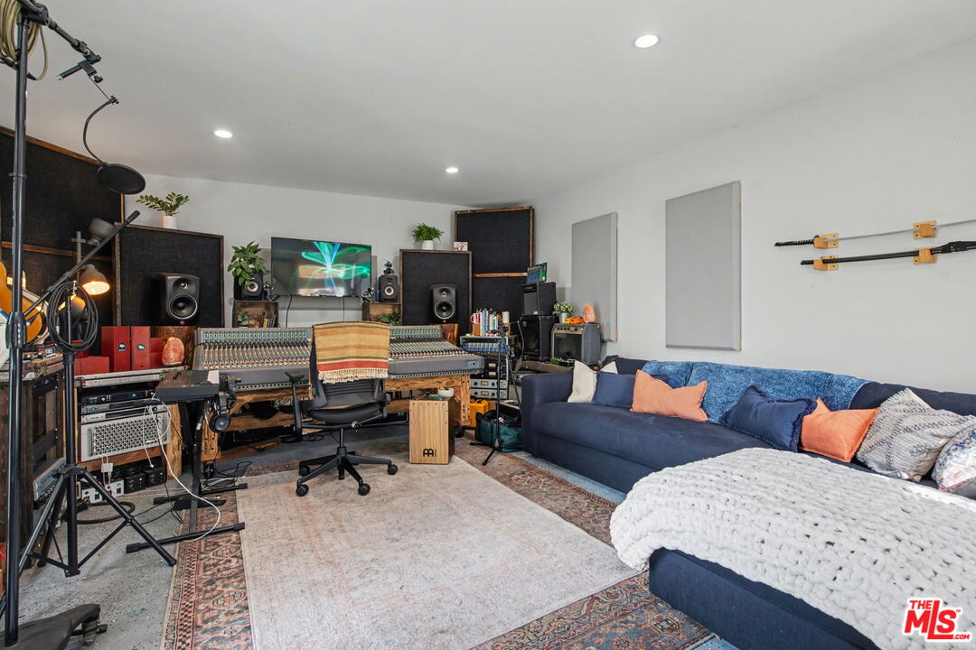 1135 W 81st Pl