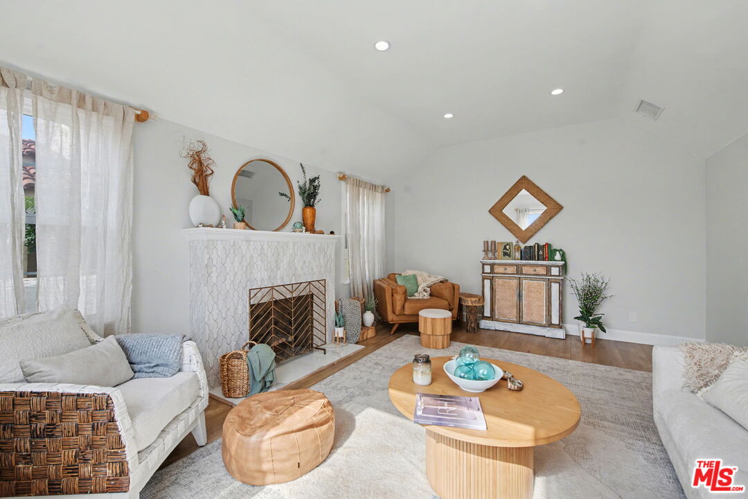 1135 W 81st Pl