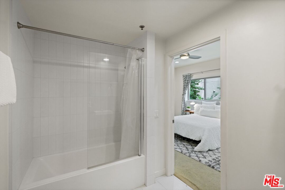 5016 Bakman Ave Unit: 202