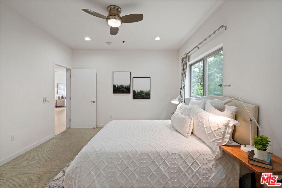 5016 Bakman Ave Unit: 202