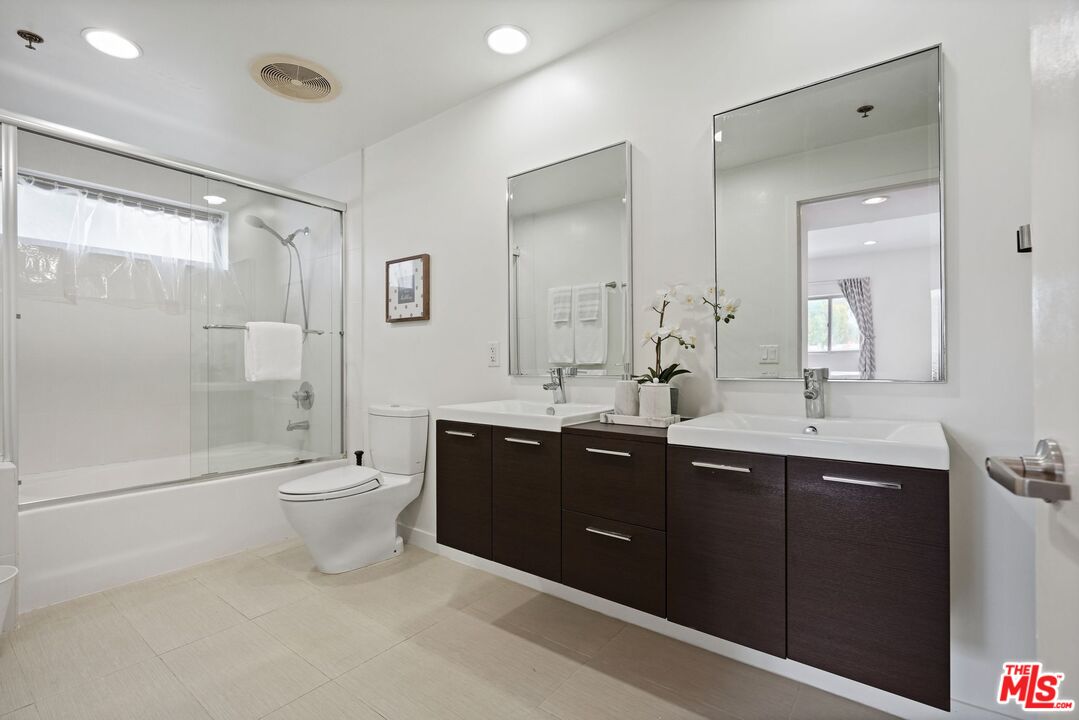 5016 Bakman Ave Unit: 202
