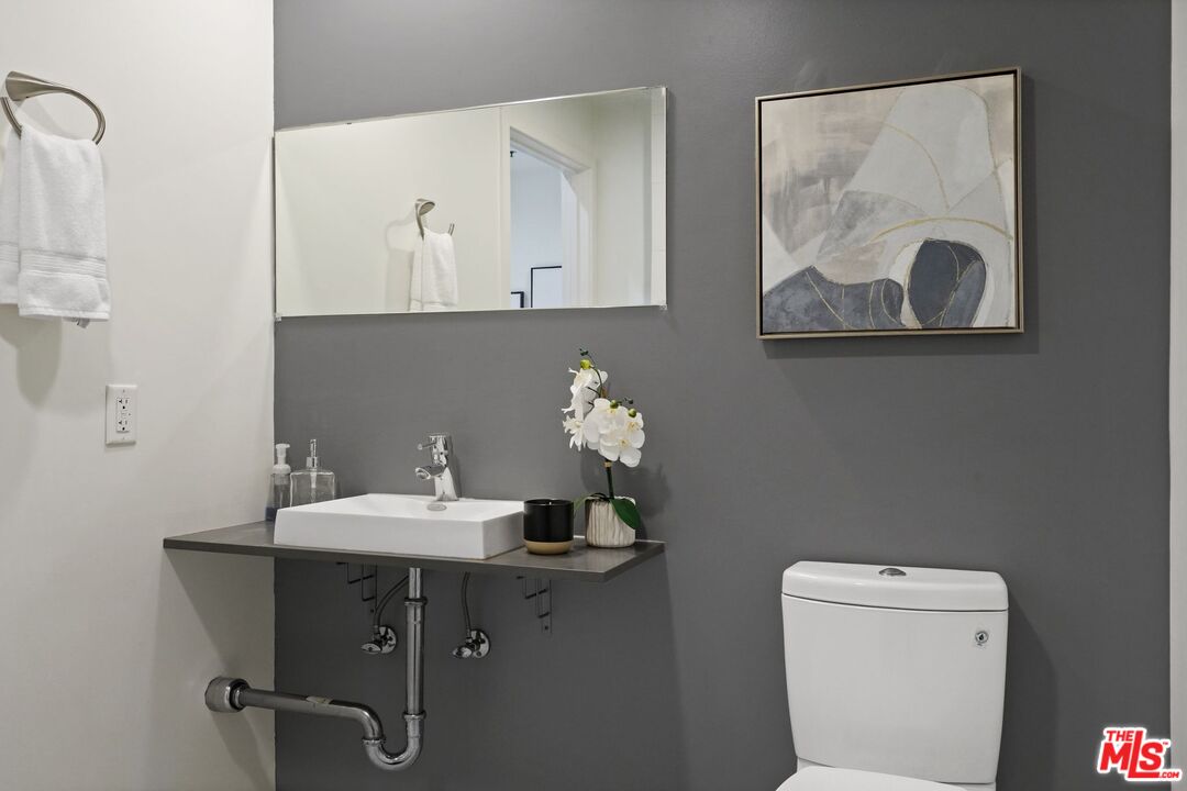 5016 Bakman Ave Unit: 202