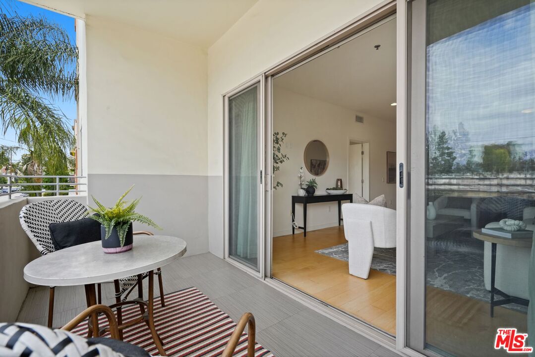 5016 Bakman Ave Unit: 202