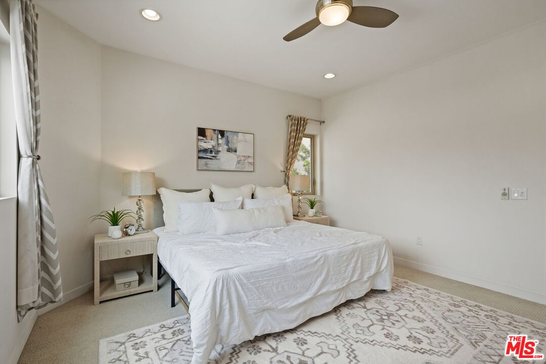 5016 Bakman Ave Unit: 202
