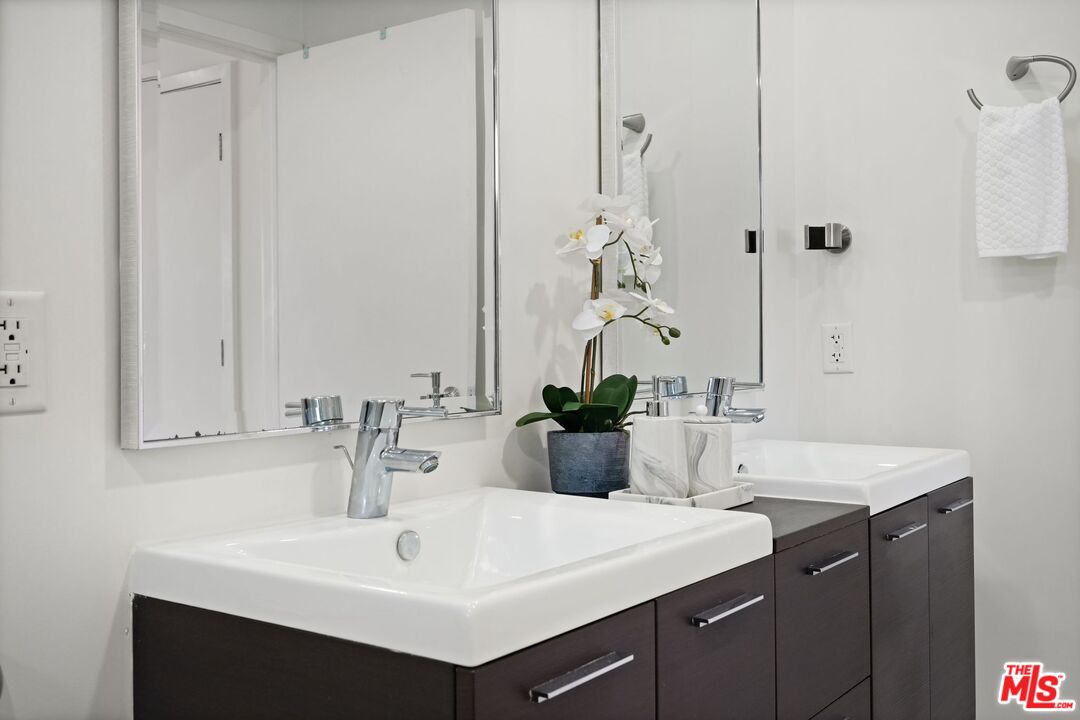 5016 Bakman Ave Unit: 202
