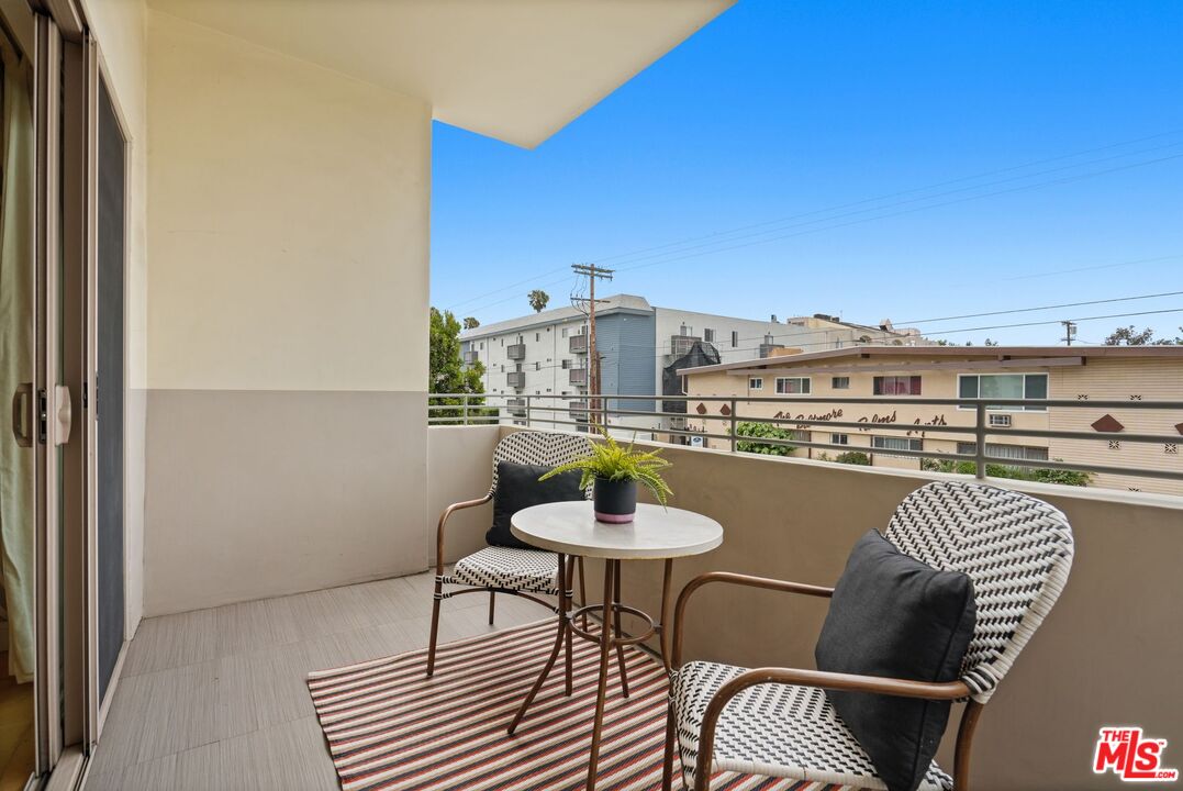 5016 Bakman Ave Unit: 202