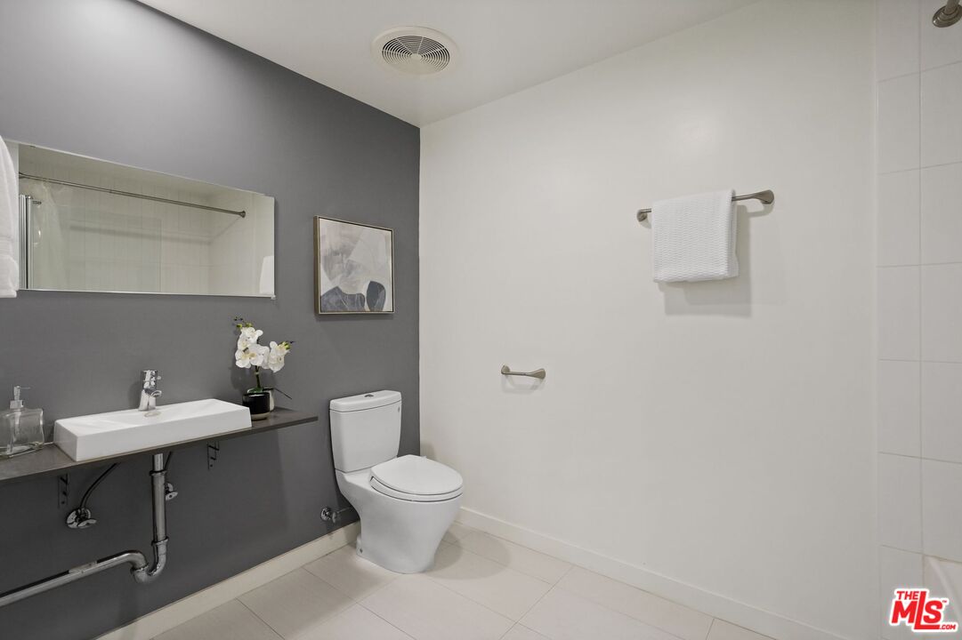 5016 Bakman Ave Unit: 202