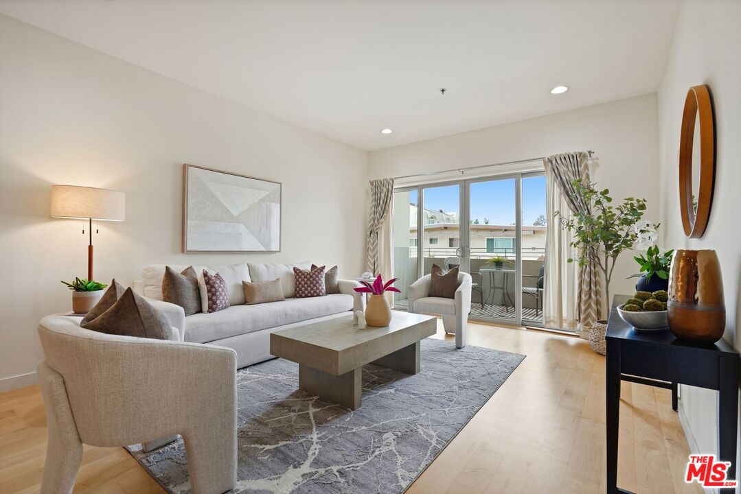 5016 Bakman Ave Unit: 202