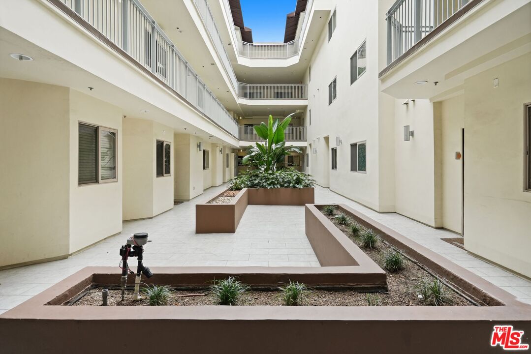 5016 Bakman Ave Unit: 202