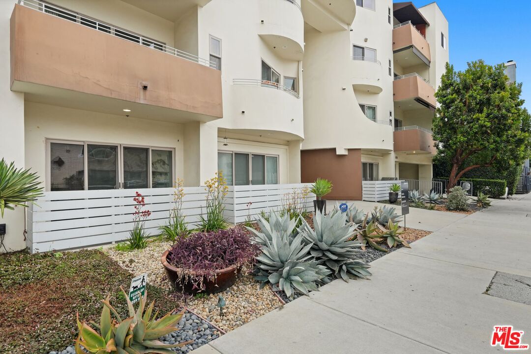 5016 Bakman Ave Unit: 202