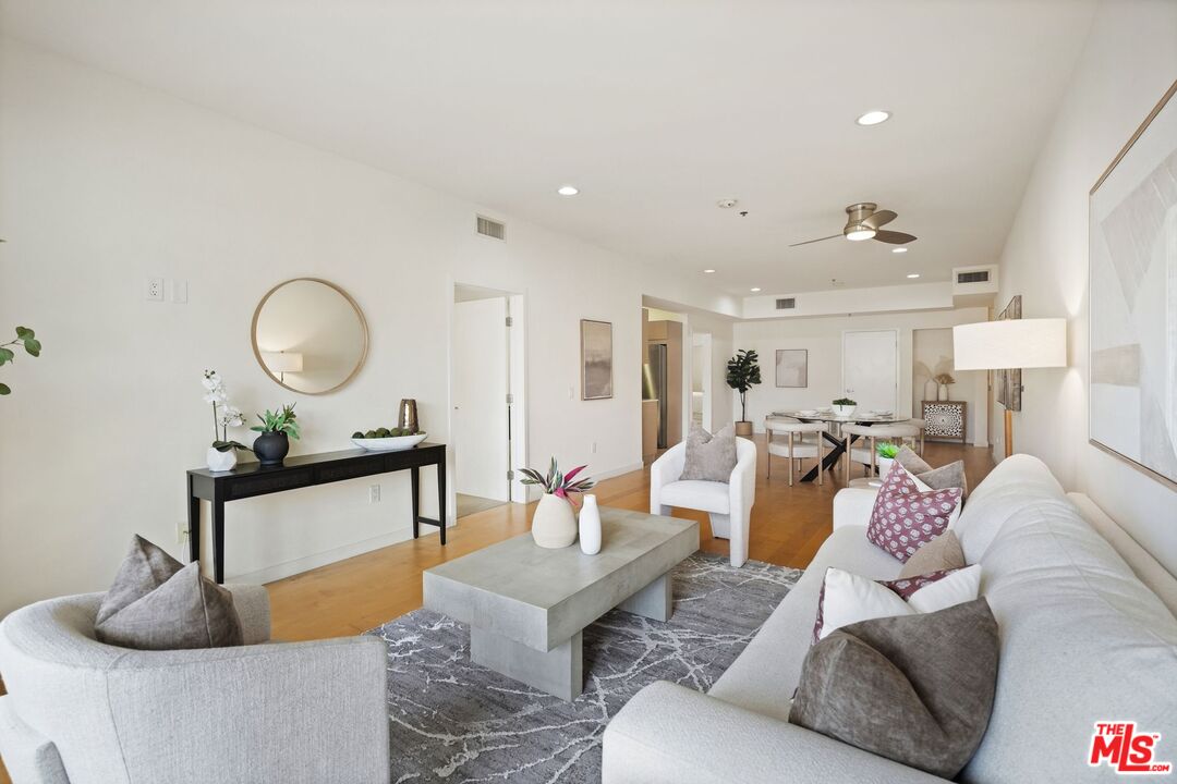 5016 Bakman Ave Unit: 202