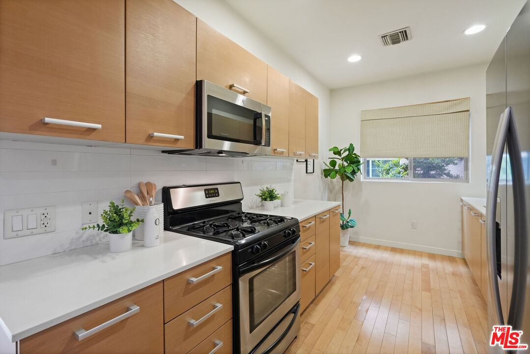 5016 Bakman Ave Unit: 202
