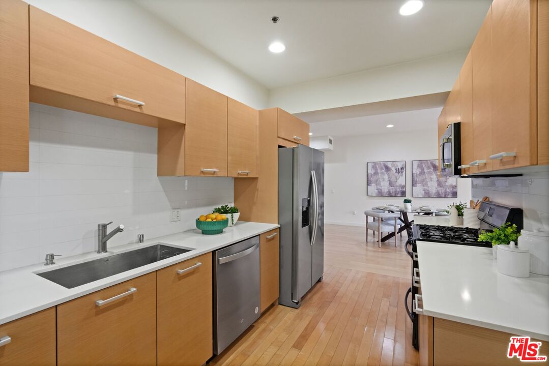5016 Bakman Ave Unit: 202