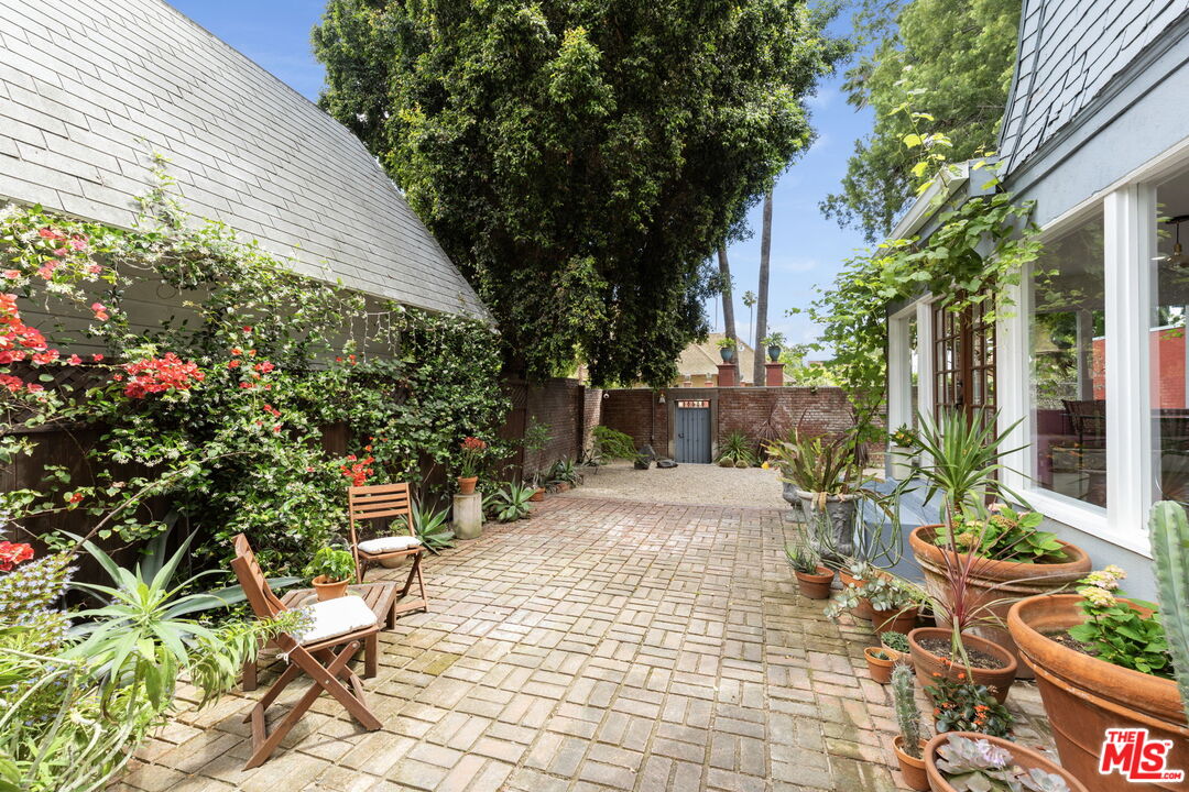 2248 S Hobart Blvd