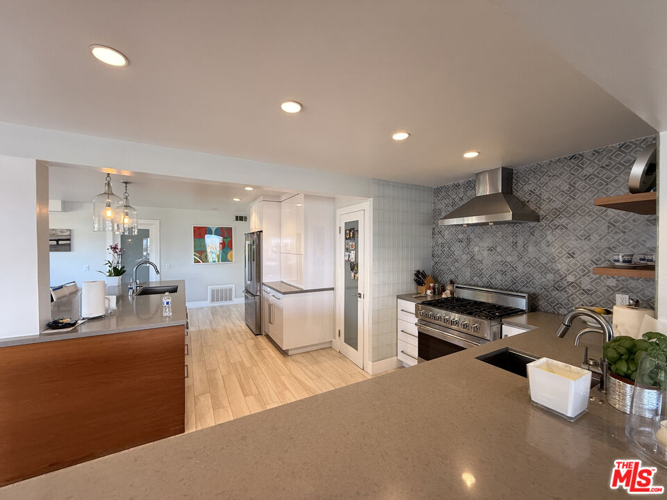 200 Larsson St