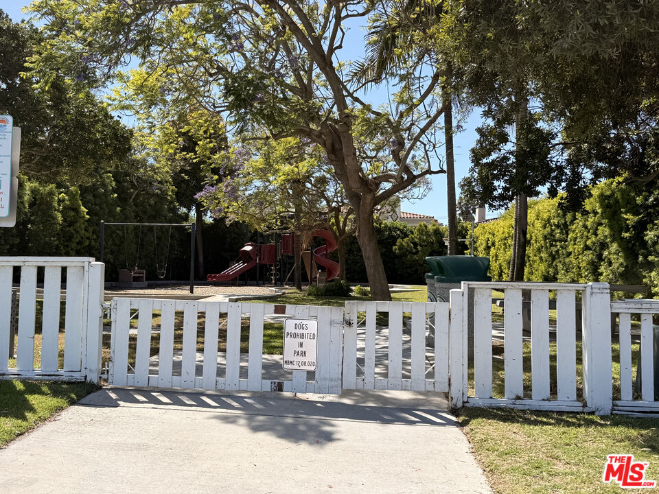 200 Larsson St