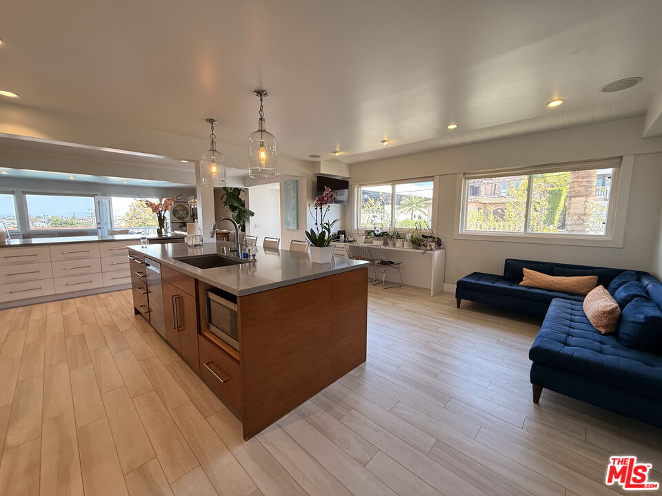200 Larsson St