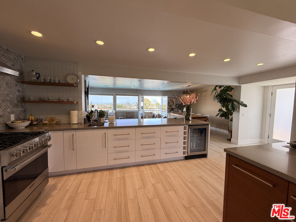 200 Larsson St