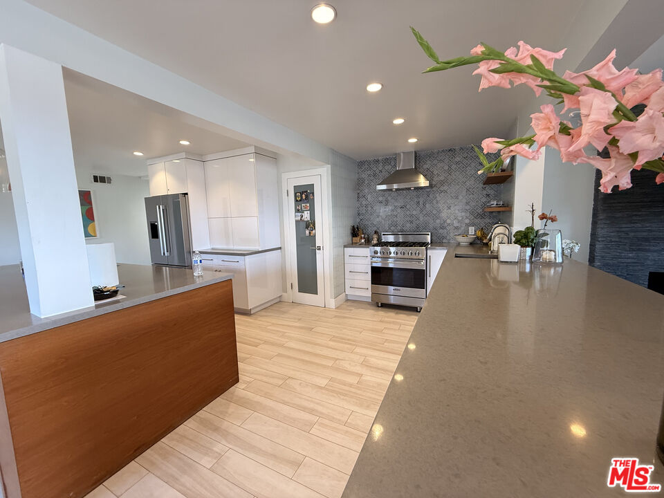 200 Larsson St