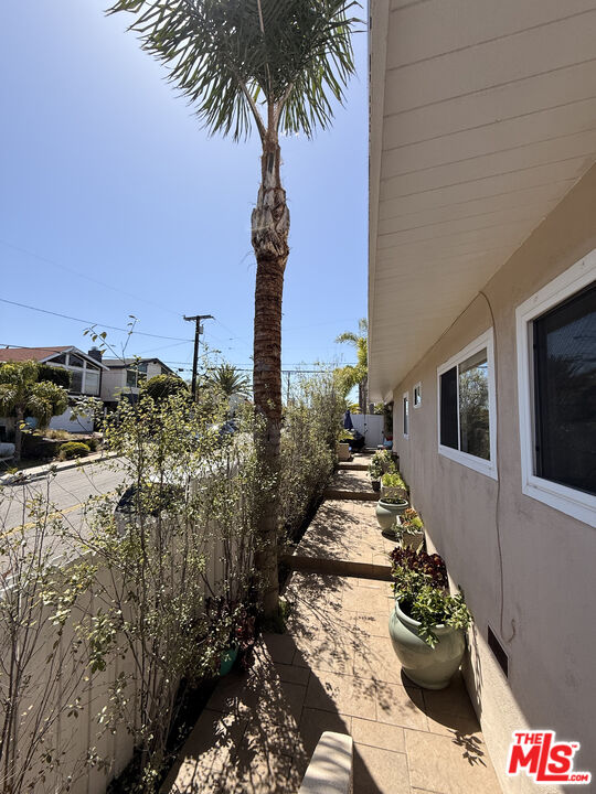 200 Larsson St