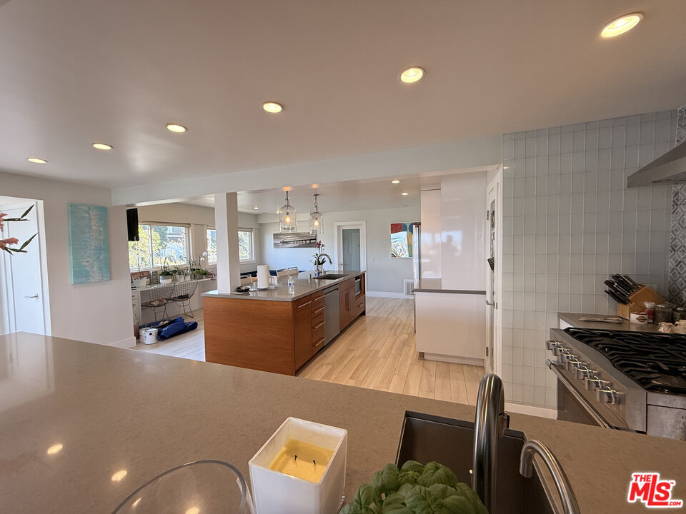 200 Larsson St