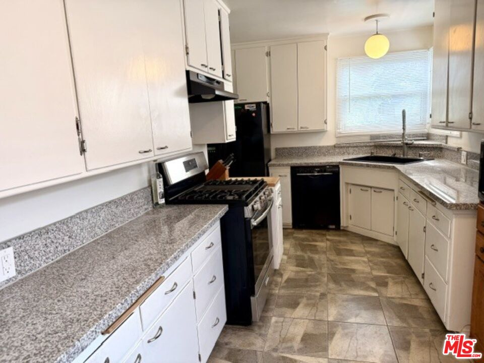 2816 S Bentley Ave