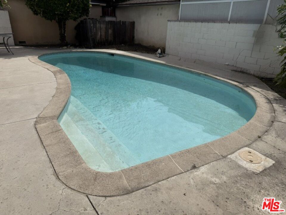 2816 S Bentley Ave