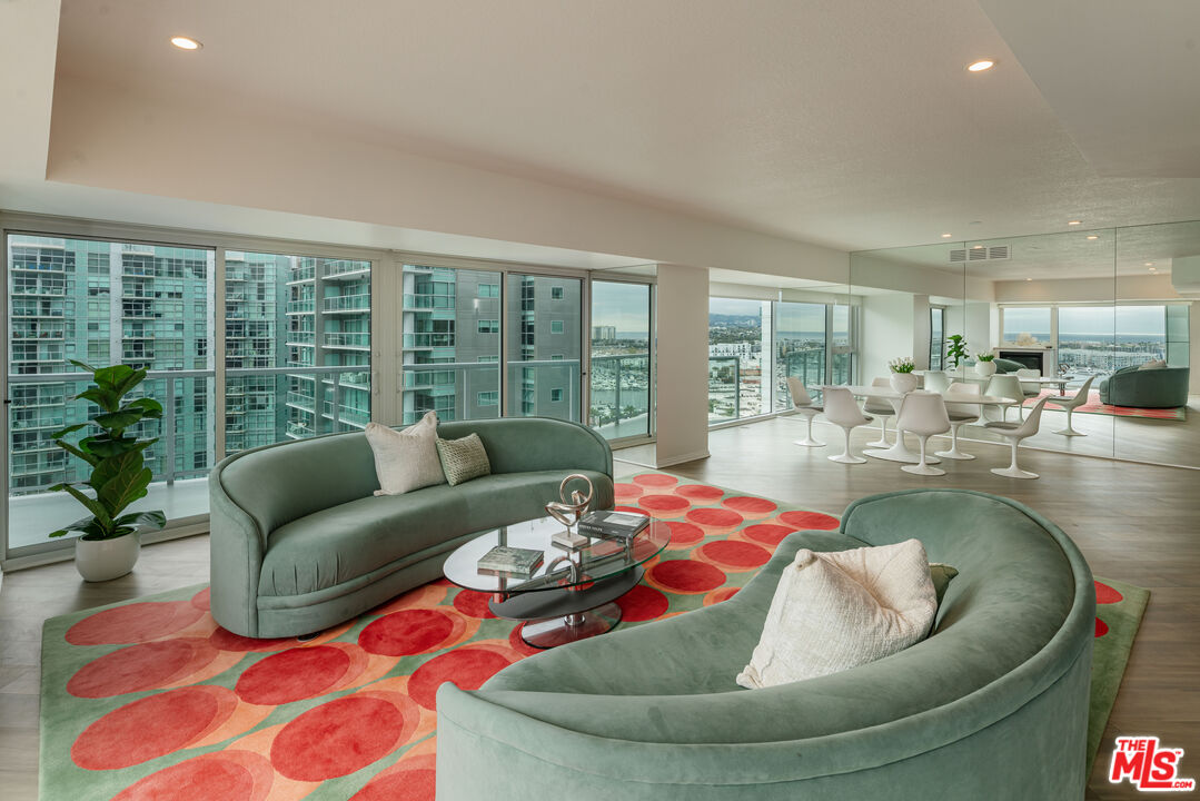 13600 Marina Pointe Dr Unit: 1611
