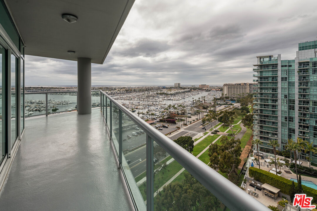 13600 Marina Pointe Dr Unit: 1611