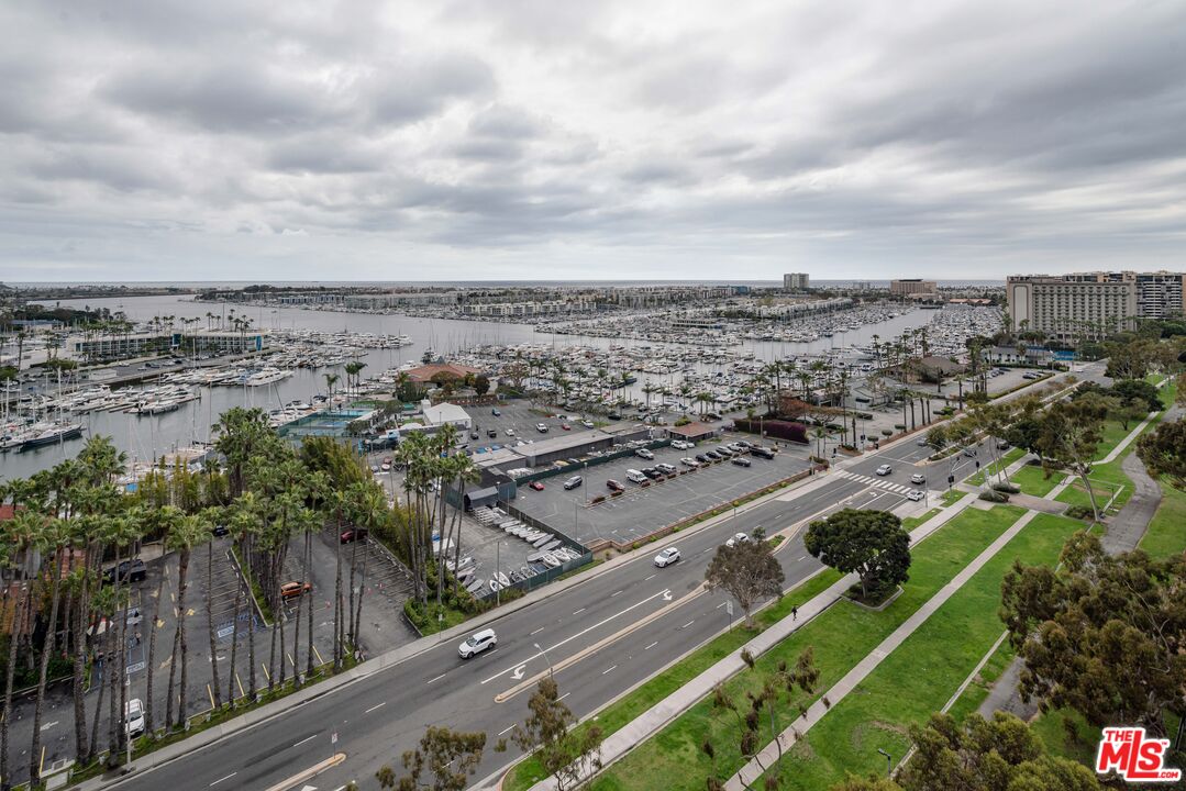 13600 Marina Pointe Dr Unit: 1611