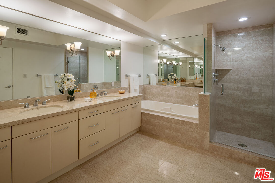 13600 Marina Pointe Dr Unit: 1611