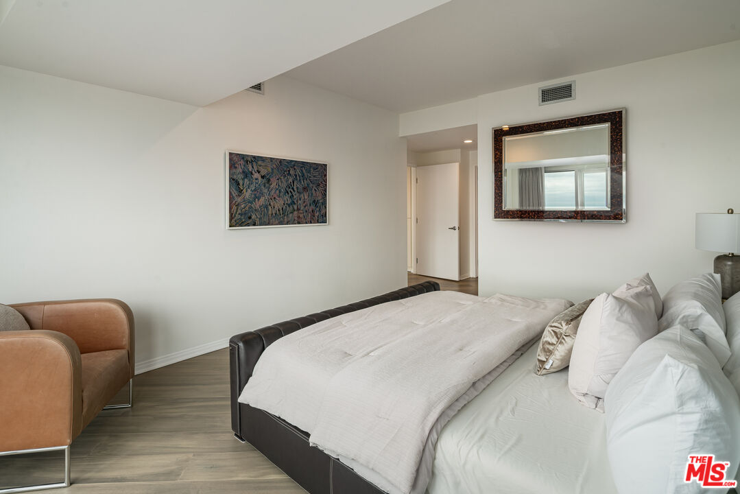 13600 Marina Pointe Dr Unit: 1611