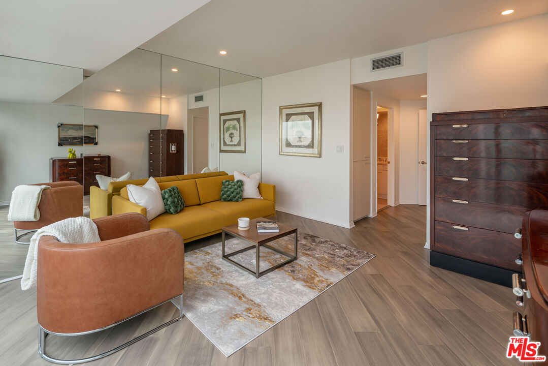 13600 Marina Pointe Dr Unit: 1611