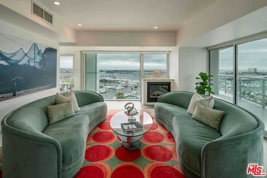 13600 Marina Pointe Dr Unit: 1611