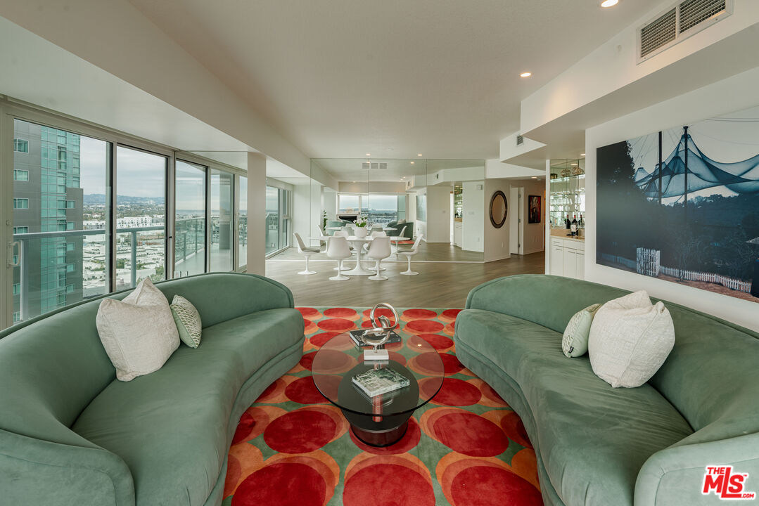13600 Marina Pointe Dr Unit: 1611