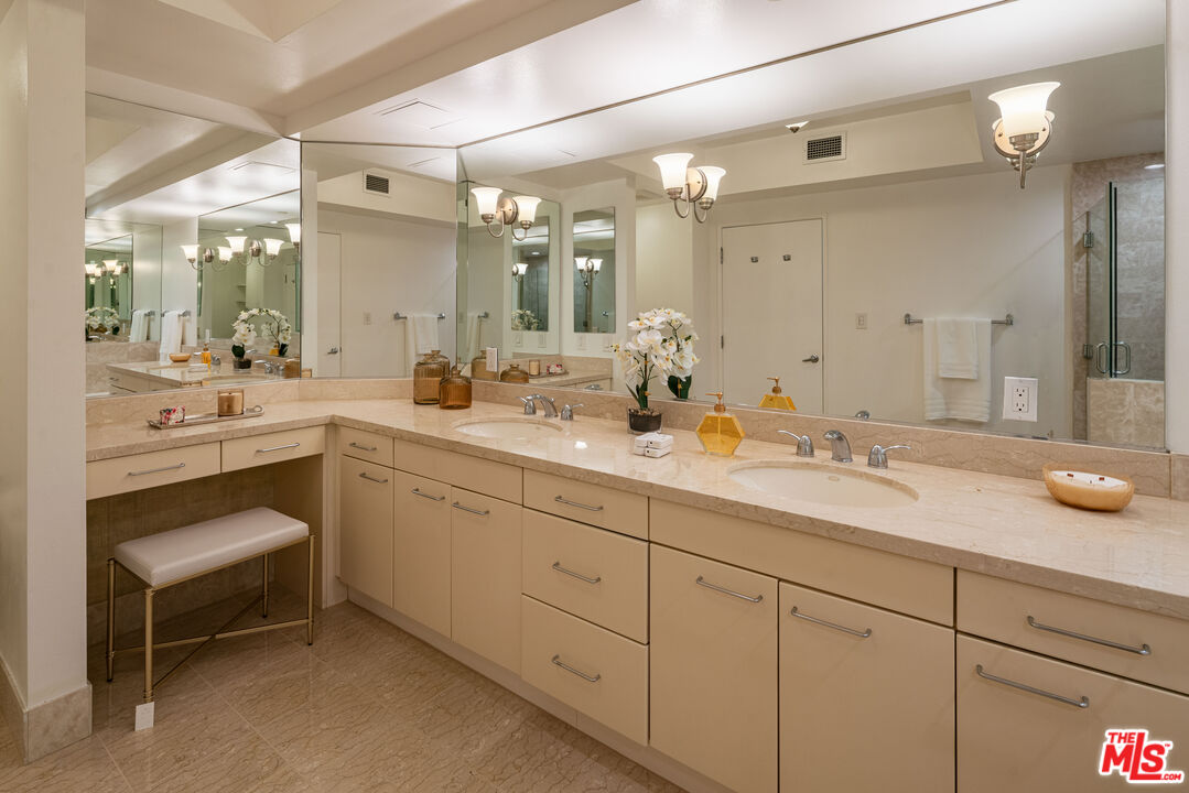 13600 Marina Pointe Dr Unit: 1611