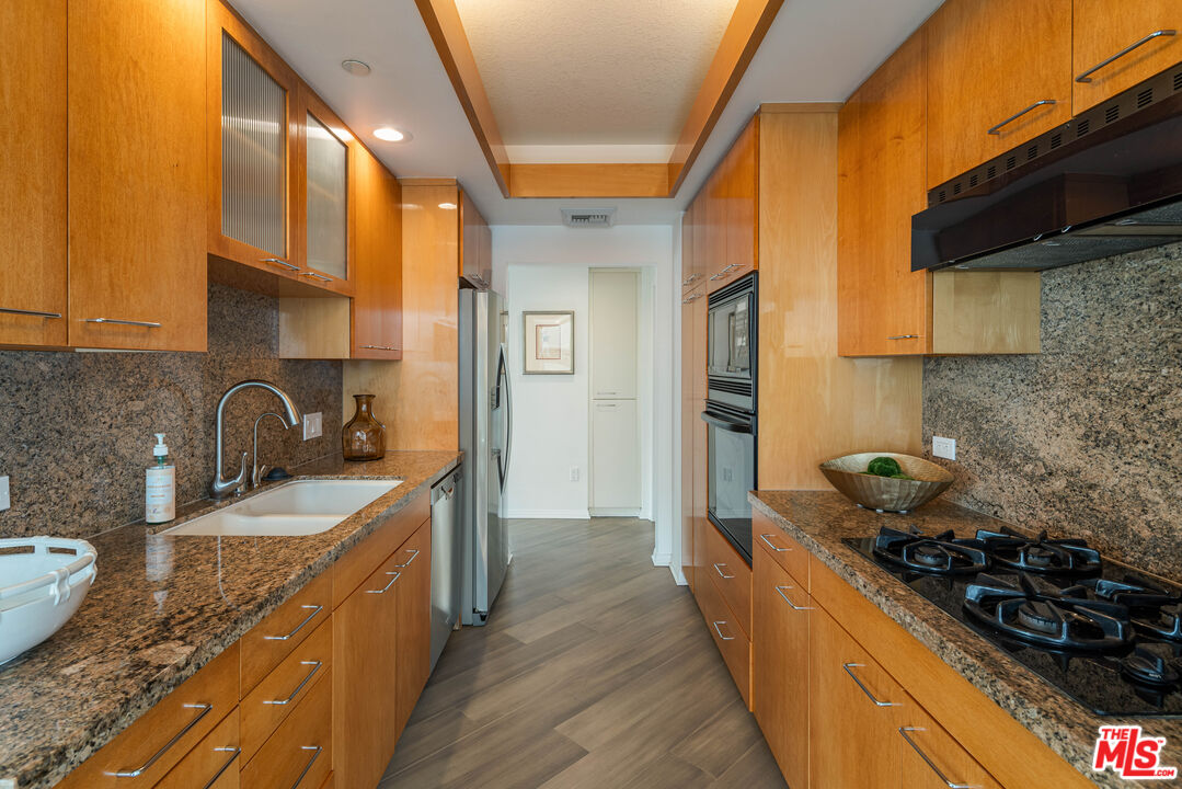 13600 Marina Pointe Dr Unit: 1611