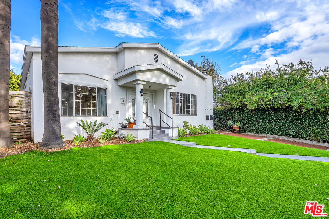 922 S Bundy Dr