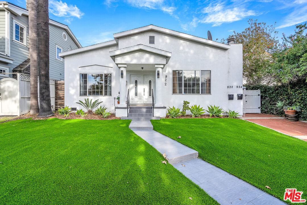 922 S Bundy Dr