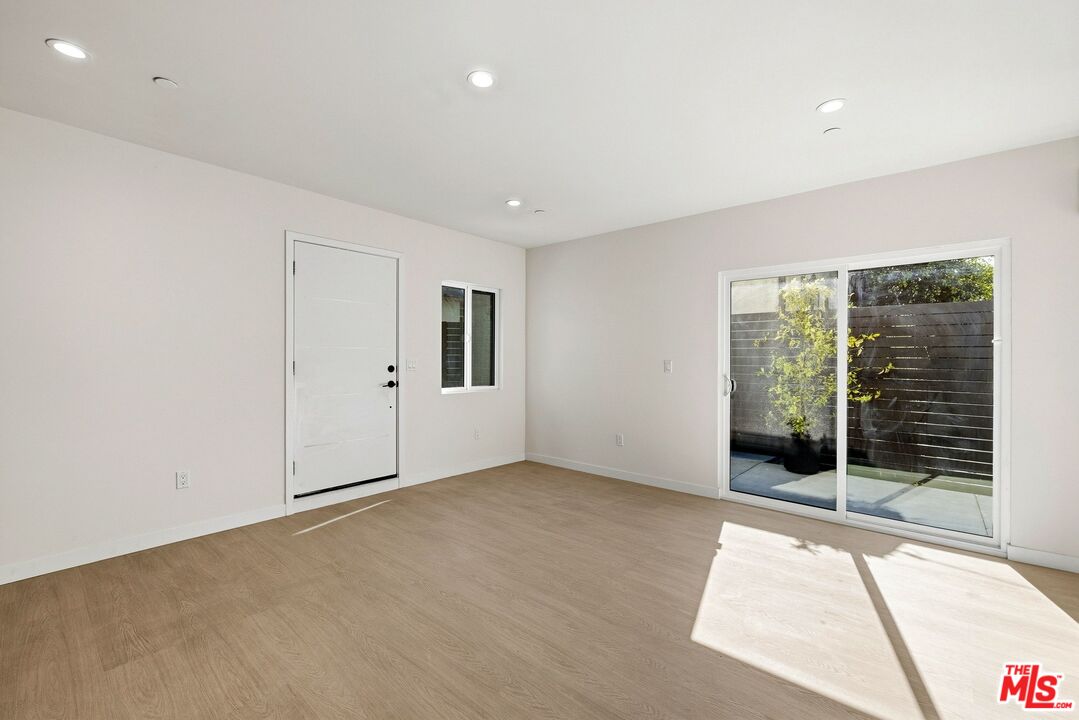 2621 Veteran Ave