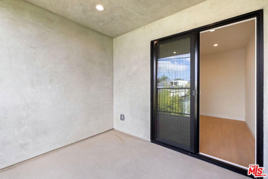 2621 Veteran Ave