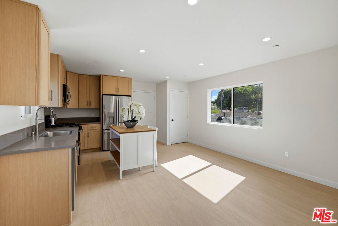 2621 Veteran Ave
