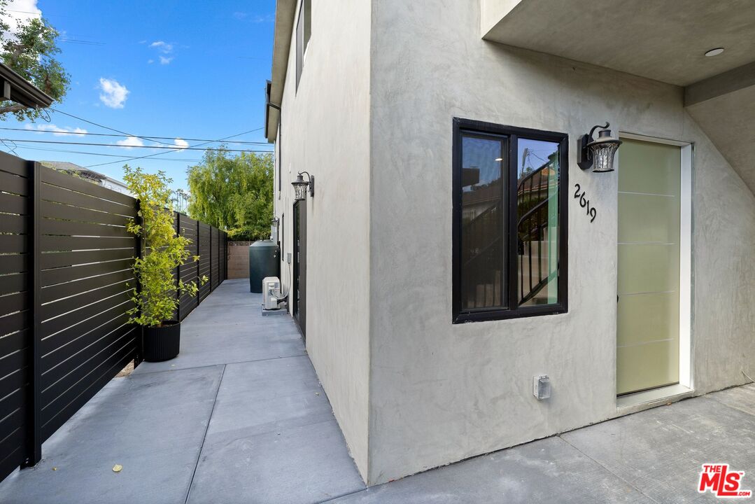 2621 Veteran Ave