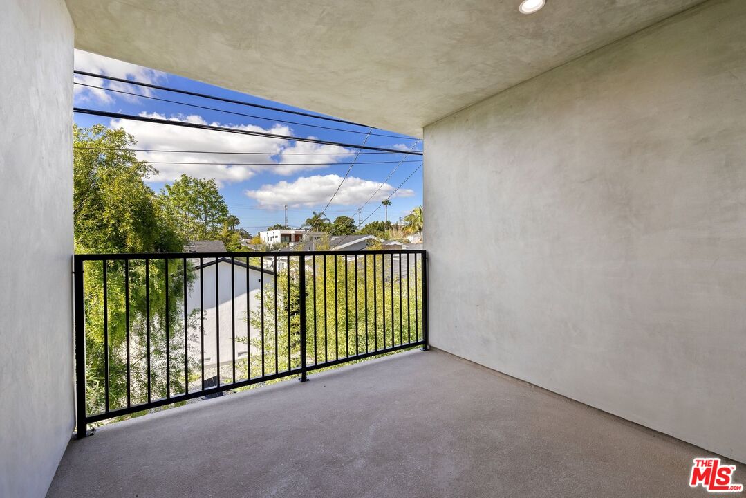2621 Veteran Ave
